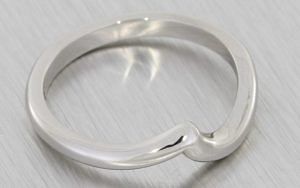定制安装铂金结婚戒指