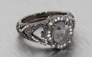 黑色铑镀哥特式风格戒指与灰白色和黑色钻石
