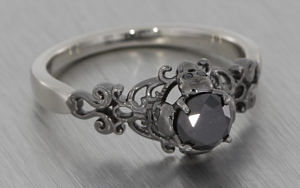 哥特式风格的戒指设置与黑色钻石与卷轴工作和头骨的细节