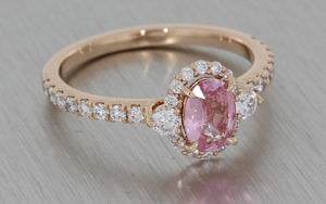 玫瑰金戒指，粉红色蓝宝石，钻石光环和肩膀