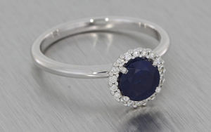 18k白金戒指，镶嵌美丽的蓝宝石，周围环绕着一簇钻石