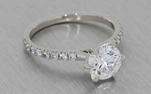 经典铂金和钻石订婚戒指与个人扭曲