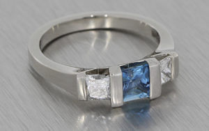 现代订婚戒指，有方形的蓝宝石和钻石