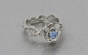 花卉海蓝宝石和钻石订婚戒指
