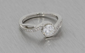 当代和浪漫的横扫钻石订婚戒指